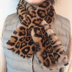 Chic Faux Fur Leopard Print Scarf